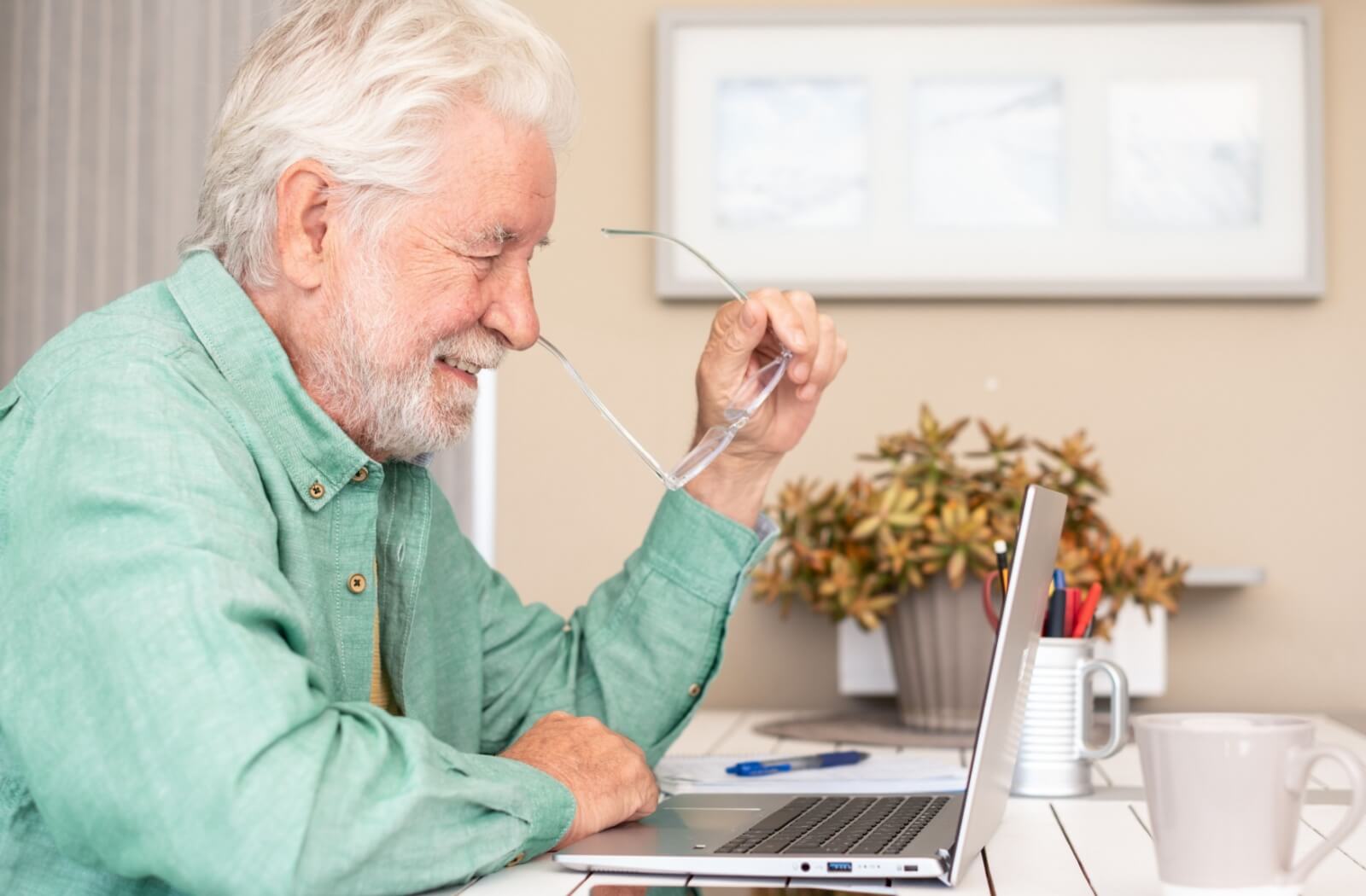 Group of seniors in a friendly learning workshop